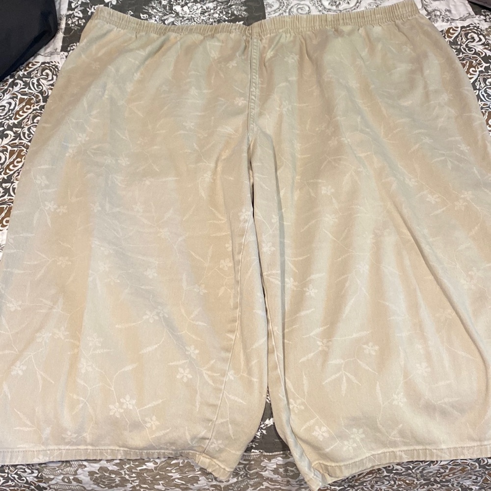 JUST MY SIZE Subtle Print Capris - Picture 2 of 9